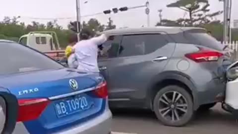 中国。事故を起こした母親が子どもを抱えたまま相手運転手を刺す…。