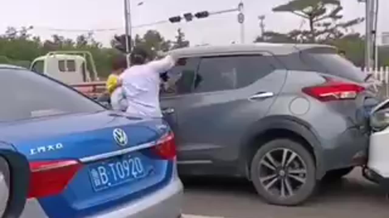 中国。事故を起こした母親が子どもを抱えたまま相手運転手を刺す…。