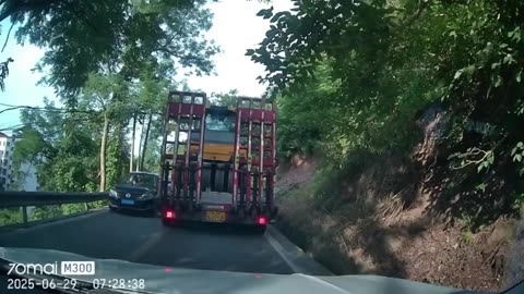Big scare with this poorly secured truck load