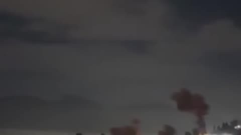 Fuertes explosiones sacuden Venezuela y aviones sobrevuelan en medio de las tensiones con EE.UU.