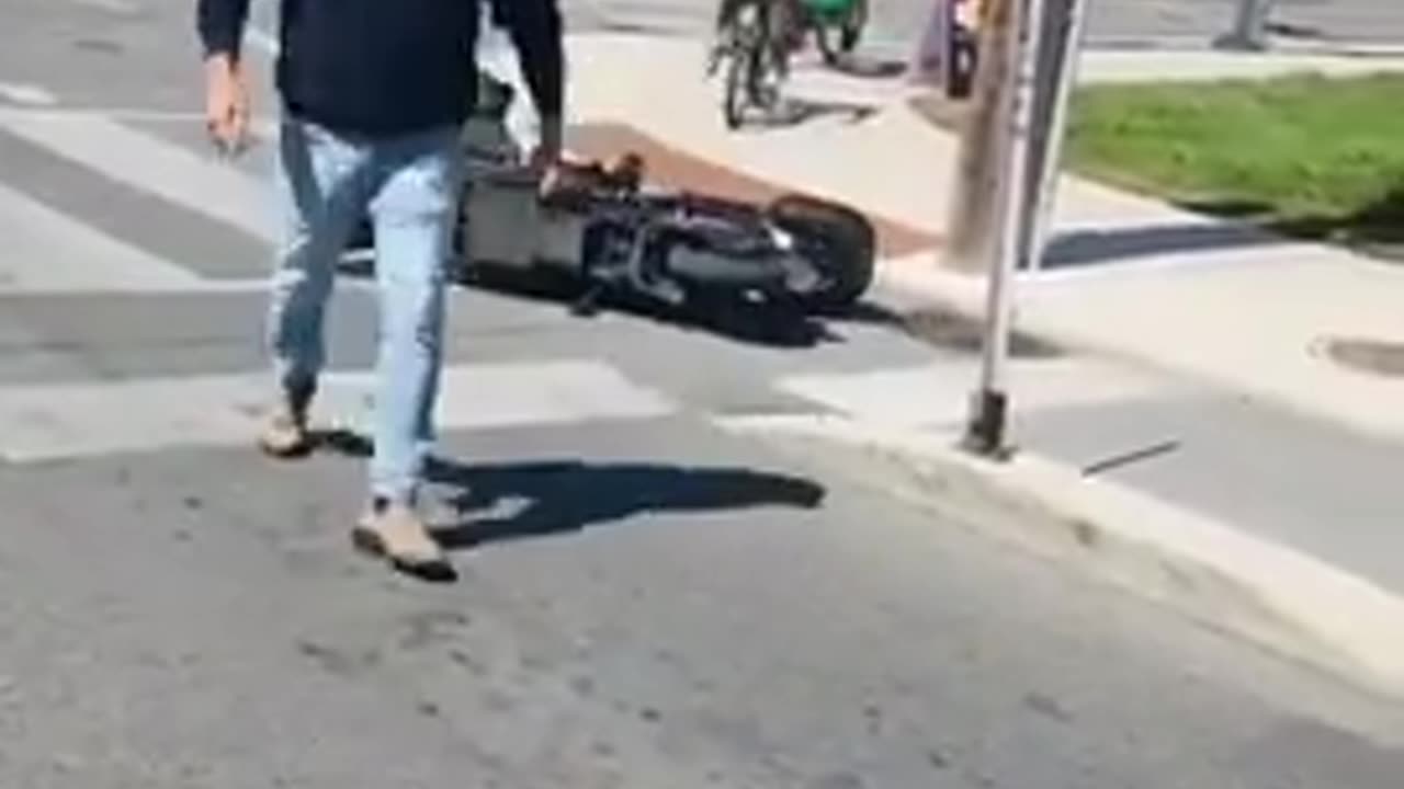 Immigrant tries to teach a citizen the “new rules” of driving