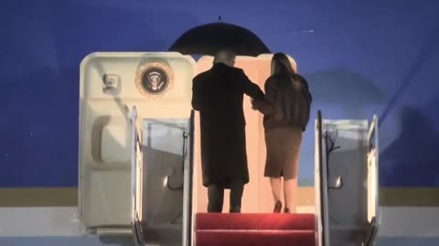 President Trump just boarded AIR FORCE ONE en route to Florida for Thanksgiving