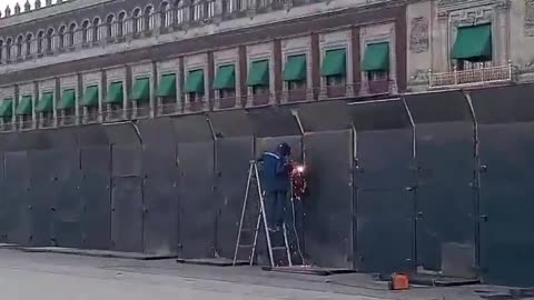Claudia Sheinbaum has erected an armored wall outside the presidential palace