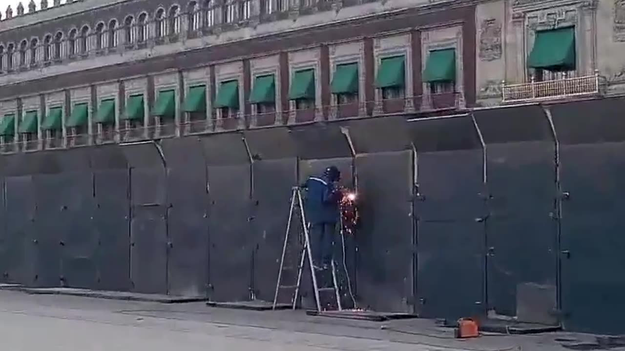 Claudia Sheinbaum has erected an armored wall outside the presidential palace