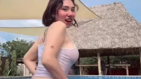 cewek di kolam 🥰😍