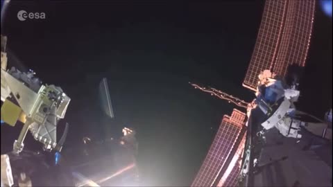 Flotte d'OVNIs survolant la lune