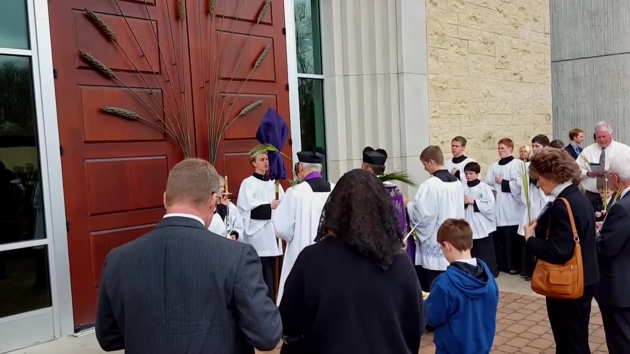 O ritual de bater na porta durante a procissão de Domingo de Ramos