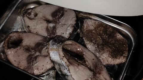 Gi-air fry ang isdang budlisan