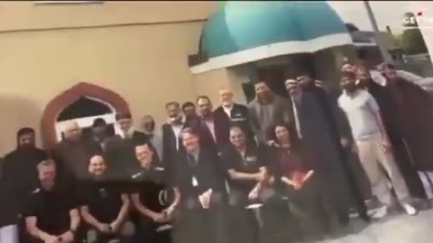 Tommy Robinson reveals that high-ranking police officials have had photographs