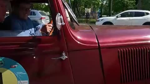 San Petersburgo celebra con autos clásicos el aniversario de la II GM