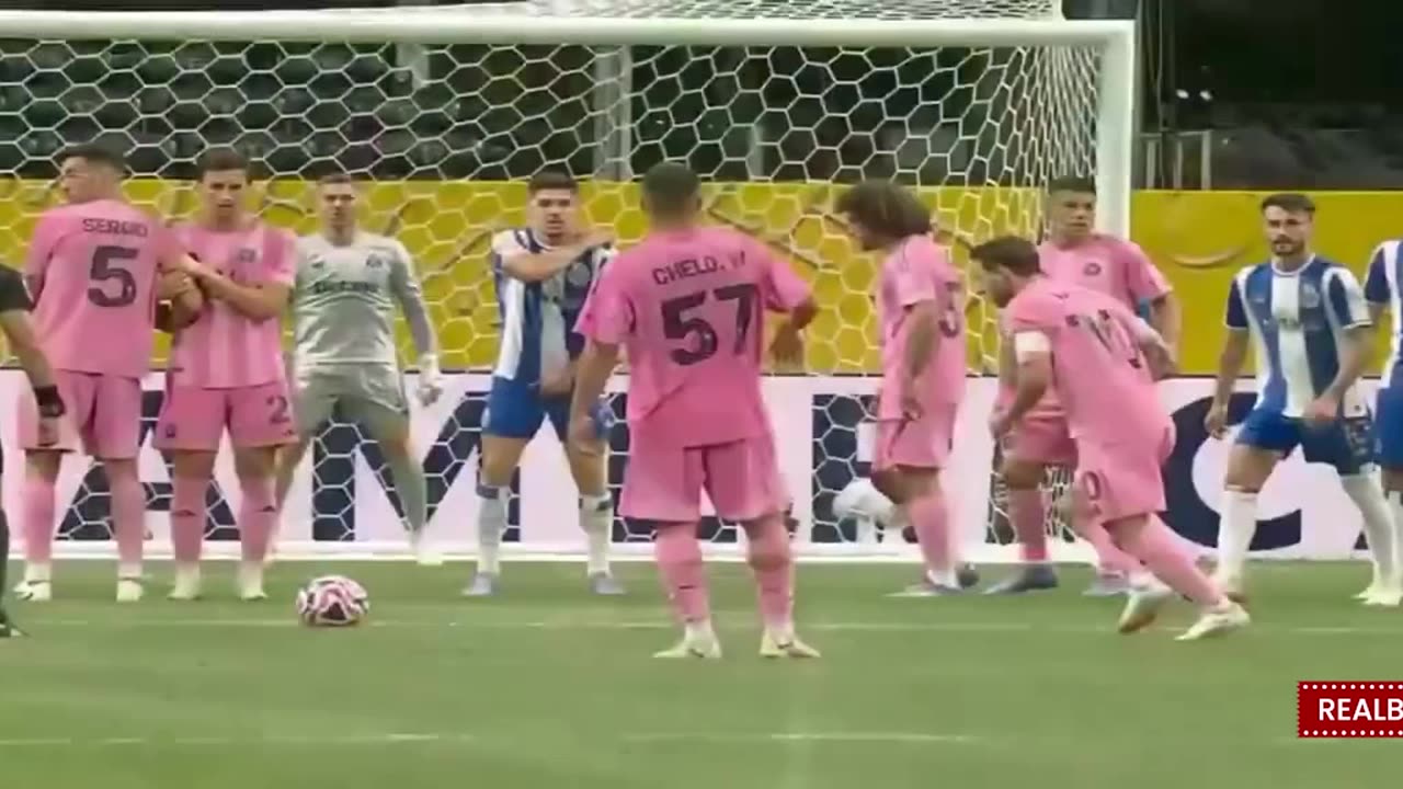 Video highlight - Lionel Messi scores a winning freekick goal against Porto - FIFA Club World Cup