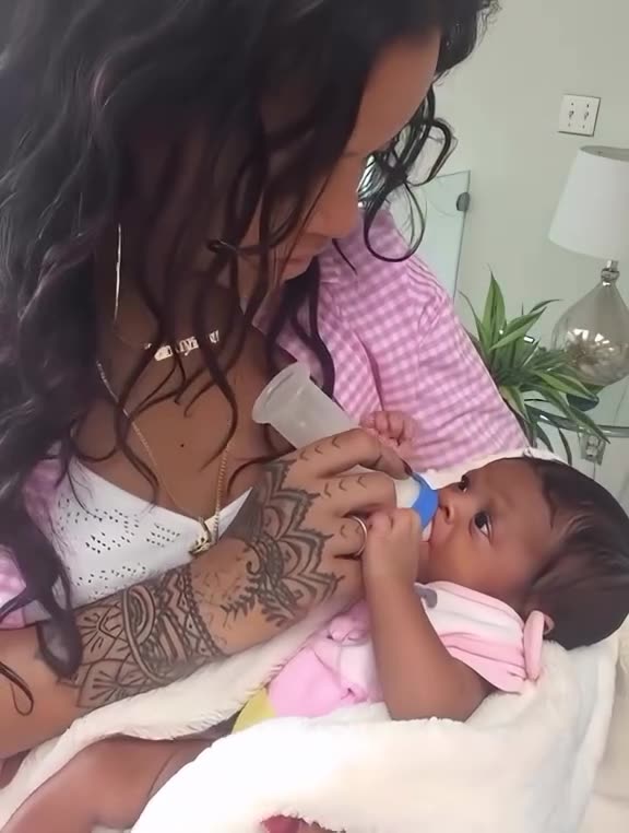 RIHANNA Sharing her little bundle of love!!! MOMMY MODE Activated🩷#rihanna #rocky