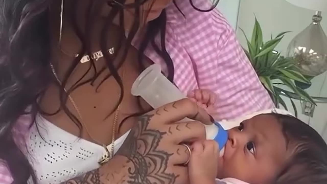 RIHANNA Sharing her little bundle of love!!! MOMMY MODE Activated🩷#rihanna #rocky