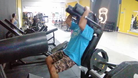 Heavy Duty en el Pier: Un Día de Fuerza y Maquinaria