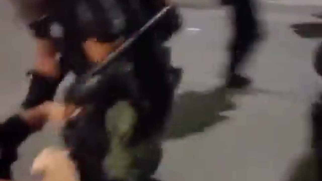 Protestë masive në Serbi, qytetarët përplasen me policinë