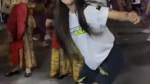 latest viral dance 2025