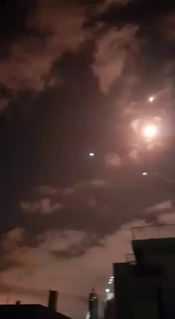 —❗️🇮🇱/🇮🇷 WATCH: Multiple direct impacts seen in Tel Aviv