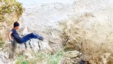 "Fun Turned Into Danger – Boys Fell Into River After Mud Collapsed!"
