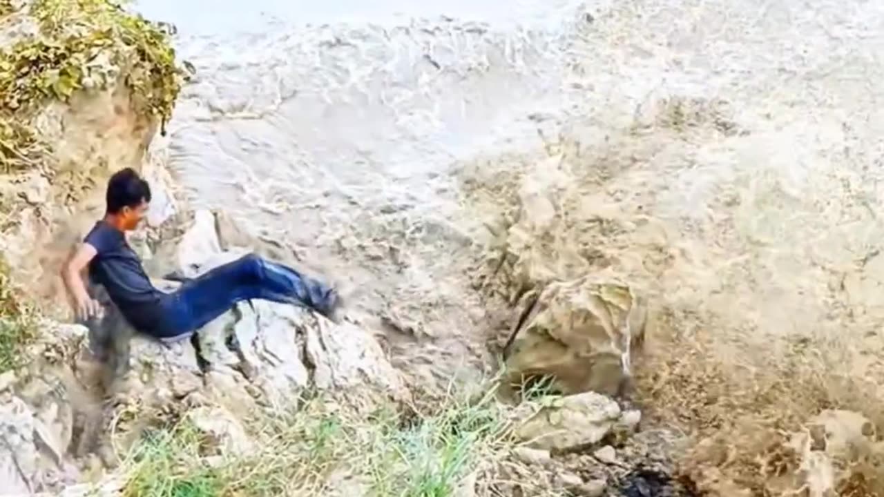 "Fun Turned Into Danger – Boys Fell Into River After Mud Collapsed!"