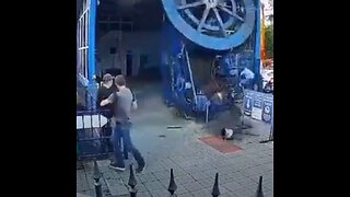 Un trabajador salva a una persona de una tragedia fatal
