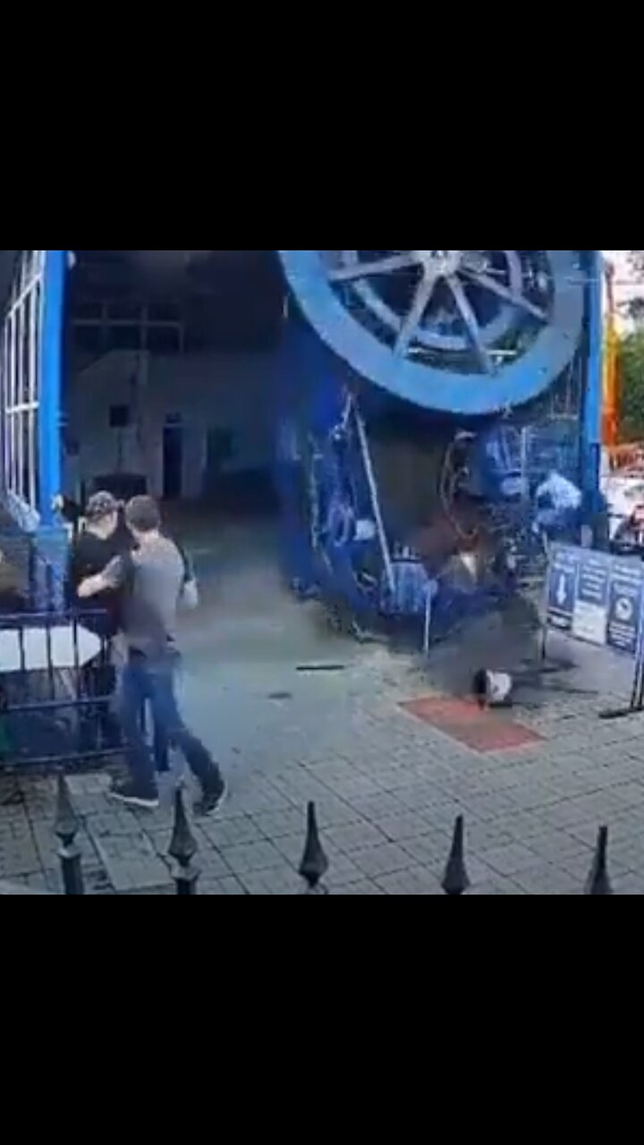 Un trabajador salva a una persona de una tragedia fatal