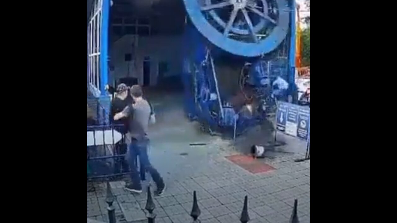 Un trabajador salva a una persona de una tragedia fatal