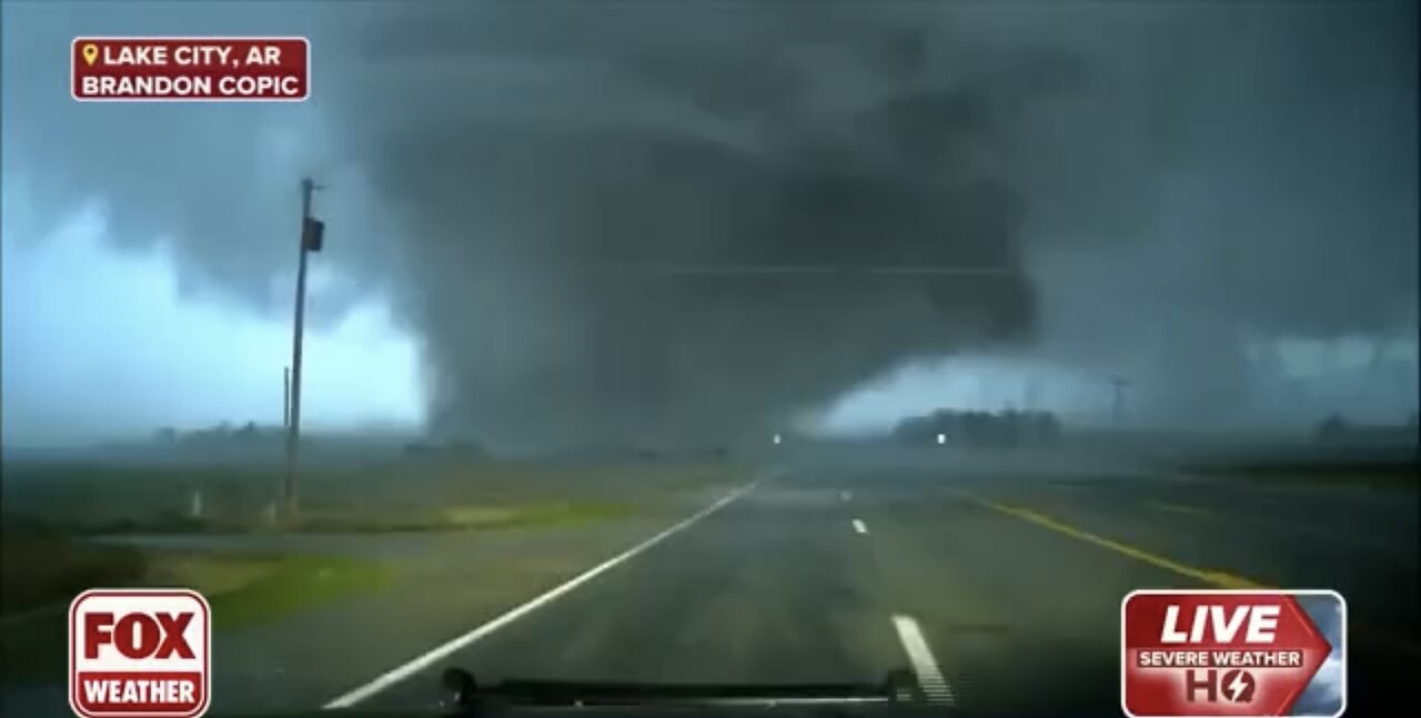GIANT VIOLENT TORNADO🛣️🚙🌪️📸STRIKES LAKE CITY IN ARKANSAS🏘️🌪️🏚️💫