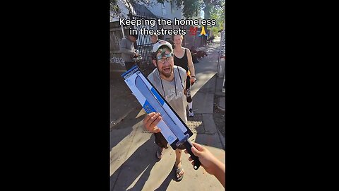 IS THIS LEGAL? Man gives 19" machetes & alcohol to homeless In Austin & New Orleans 4 Thanksgiving