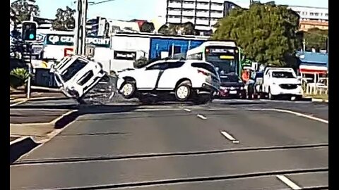 Aussiecams - Subaru Forester finds out hard way what happens when running redlight Toowoomba