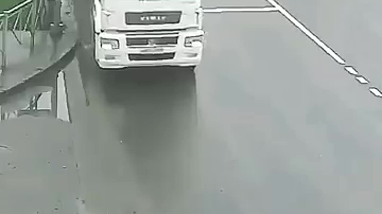How Do Truckers Pull Off Moves Like THIS? 😱🚛