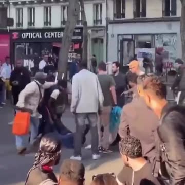 🇫🇷 Paris was once the city of love. Now it’s the city of violence and filth