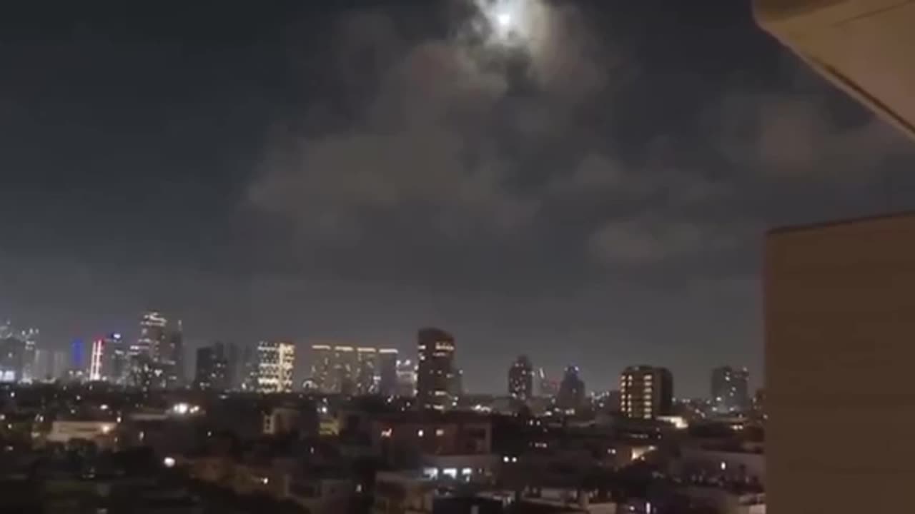 Many explosions heard in Jerusalem, Tel Aviv and the Sharon area