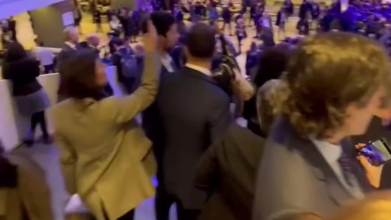 A huge crowd is trying to get into Donald Trump's speech at the World Economic Forum.