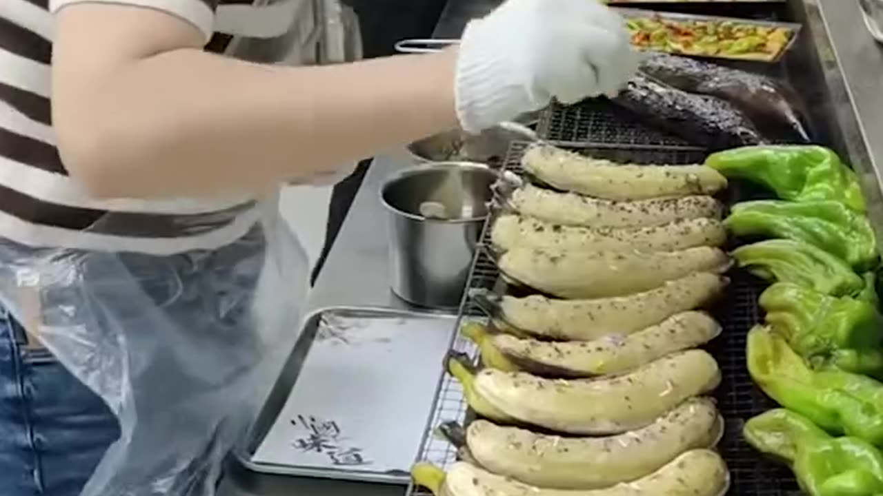 Would You Eat Your Banana Like This?