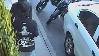 Delincuente armado con cuchillo asaltó a joven