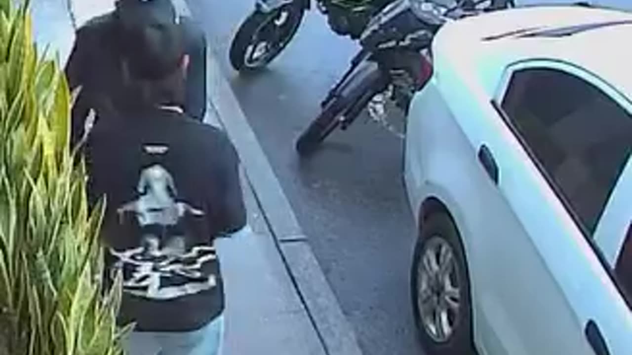 Delincuente armado con cuchillo asaltó a joven