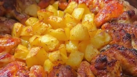 🍗🥔 Finger-Lickin' Good Chicken Wings with Crispy Potatoes!