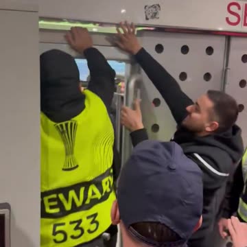 Pikante/ Tifozi anglez ngec në derën e sigurisë, çfarë ndodhi në "arenën kombëtare"