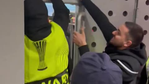 Pikante/ Tifozi anglez ngec në derën e sigurisë, çfarë ndodhi në "arenën kombëtare"