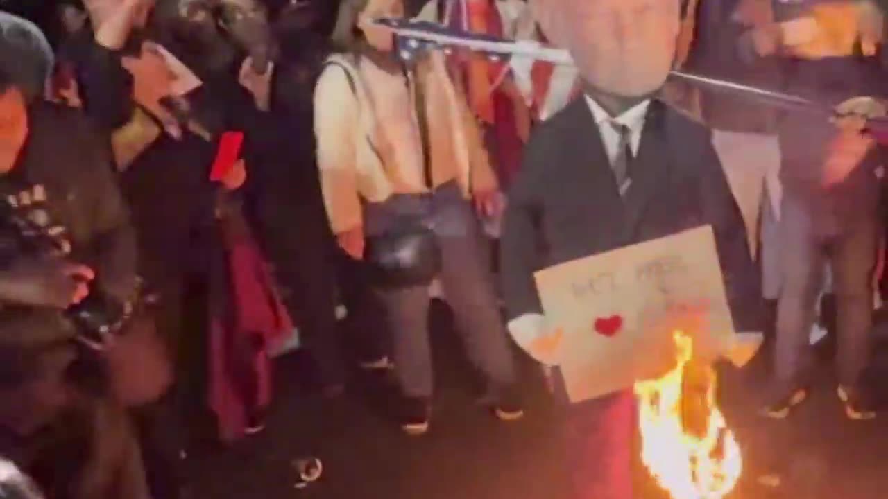 Queman un muñeco de Trump en Brasil