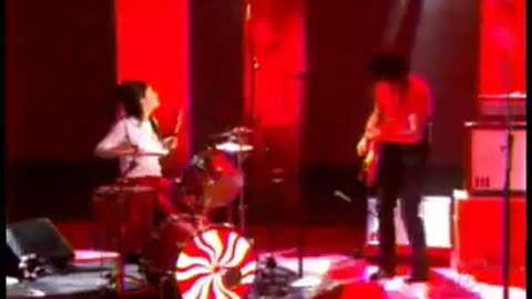 The White Stripes Live - Let's build a Home / Goin' Back to Memphis (Conan 4-25-2003)