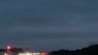 Impactante video: avioneta aterriza de emergencia en plena vía y choca un carro