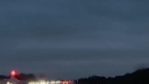 Impactante video: avioneta aterriza de emergencia en plena vía y choca un carro