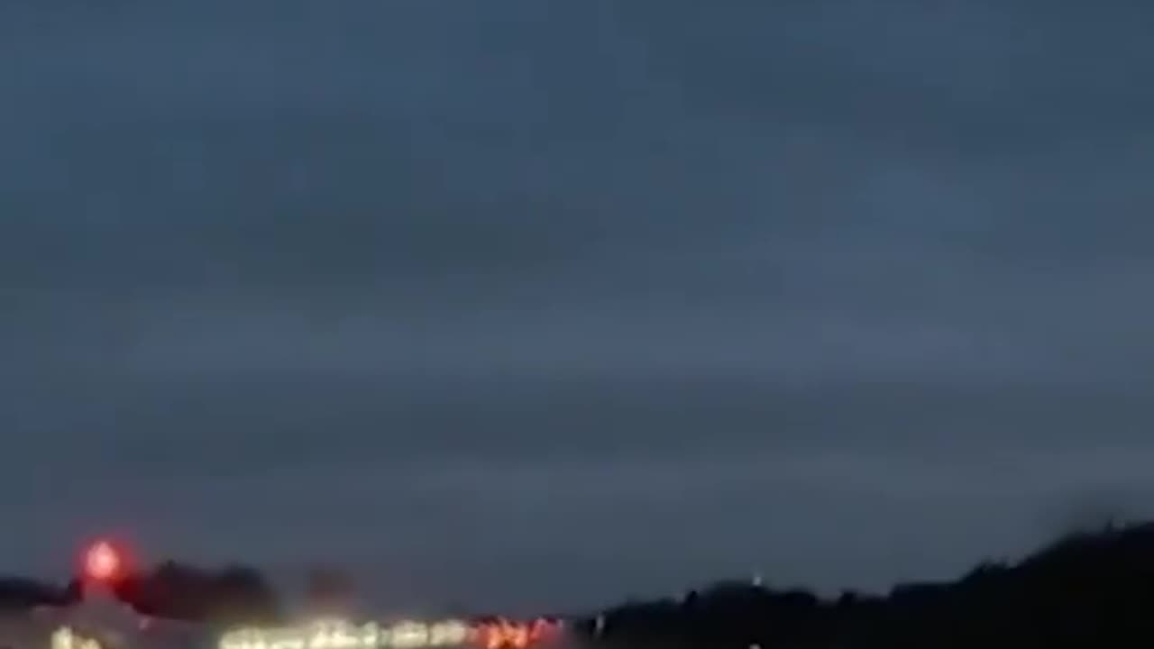 Impactante video: avioneta aterriza de emergencia en plena vía y choca un carro