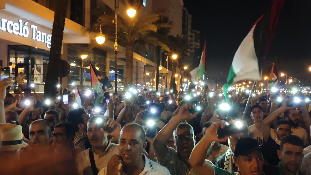 مسيرة شعبية دعما لغزة الوفاء لدماء الشهداء طنجة 15 07 2025 في غزة شهيد يسعفه شهيد