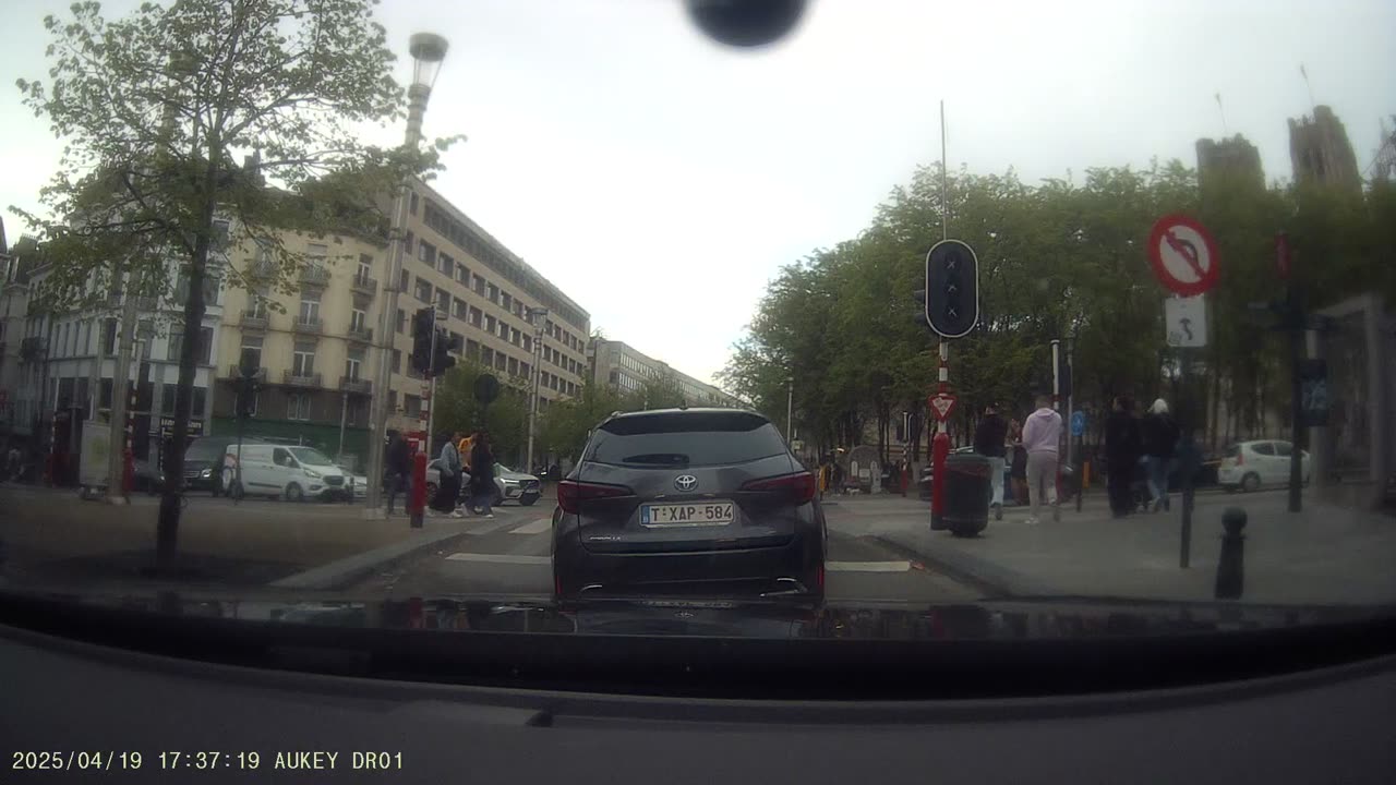 Fahrt aus dem Parkhaus in Brüssel - 19.04.2025