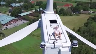 Watch That Guy Having Fun On Top of a Giant Wind Turbine #AeroArduino