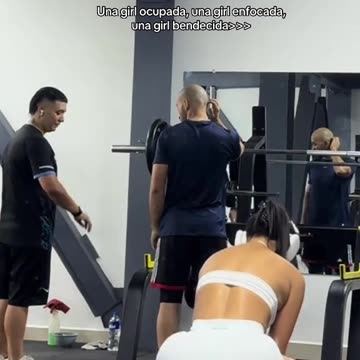 Yo peleando con esa mancuerna por qué siempre quiero hacer todo sola sin pedir ayuda jajajaj