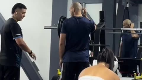 Yo peleando con esa mancuerna por qué siempre quiero hacer todo sola sin pedir ayuda jajajaj