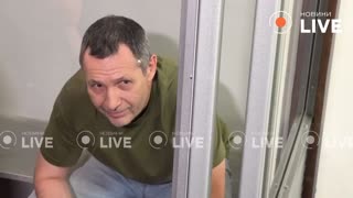 Podezřelý z vraždy Parubijeva se novinářům přiznal.